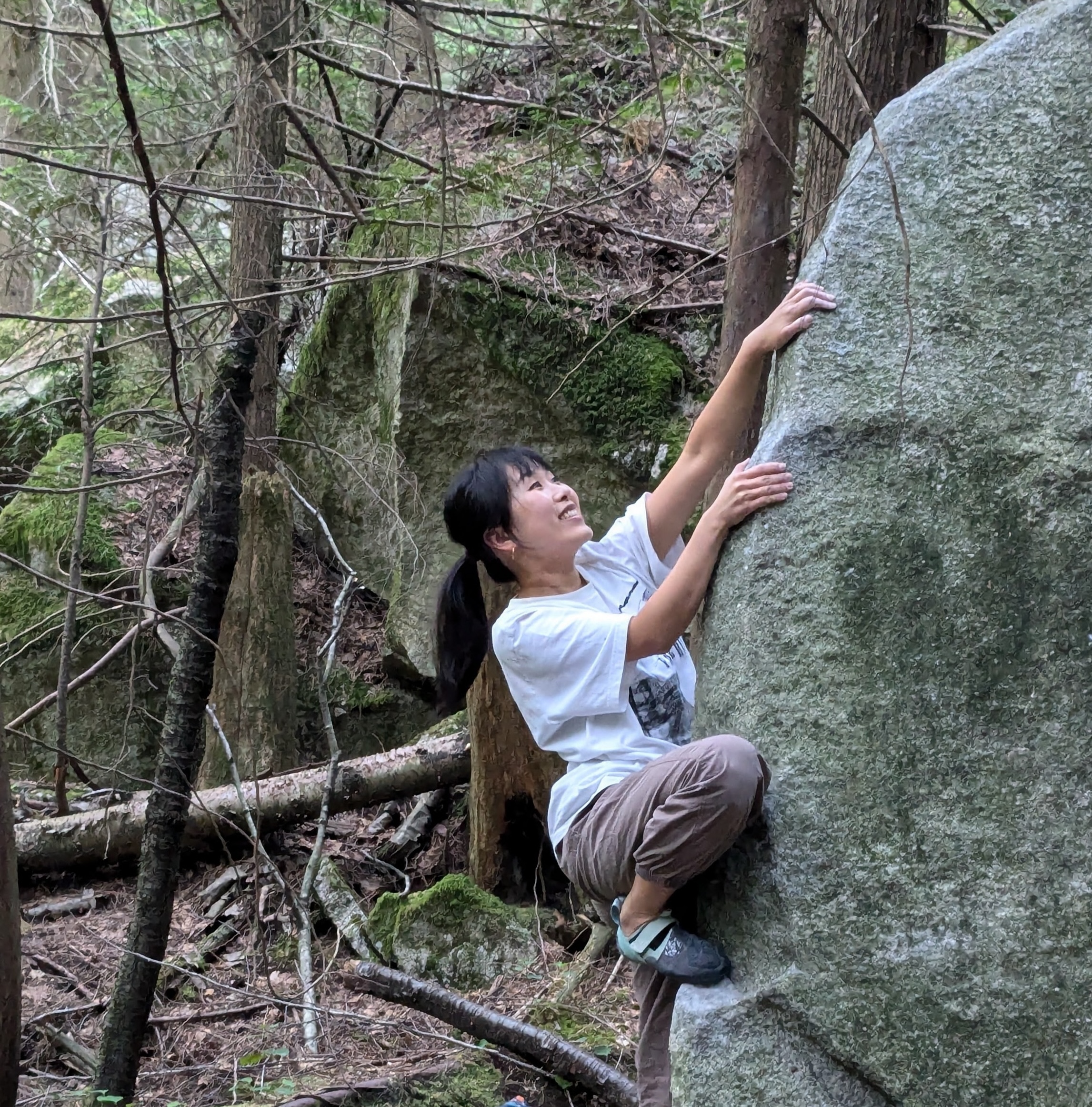 A picture of Jiani bouldering.
